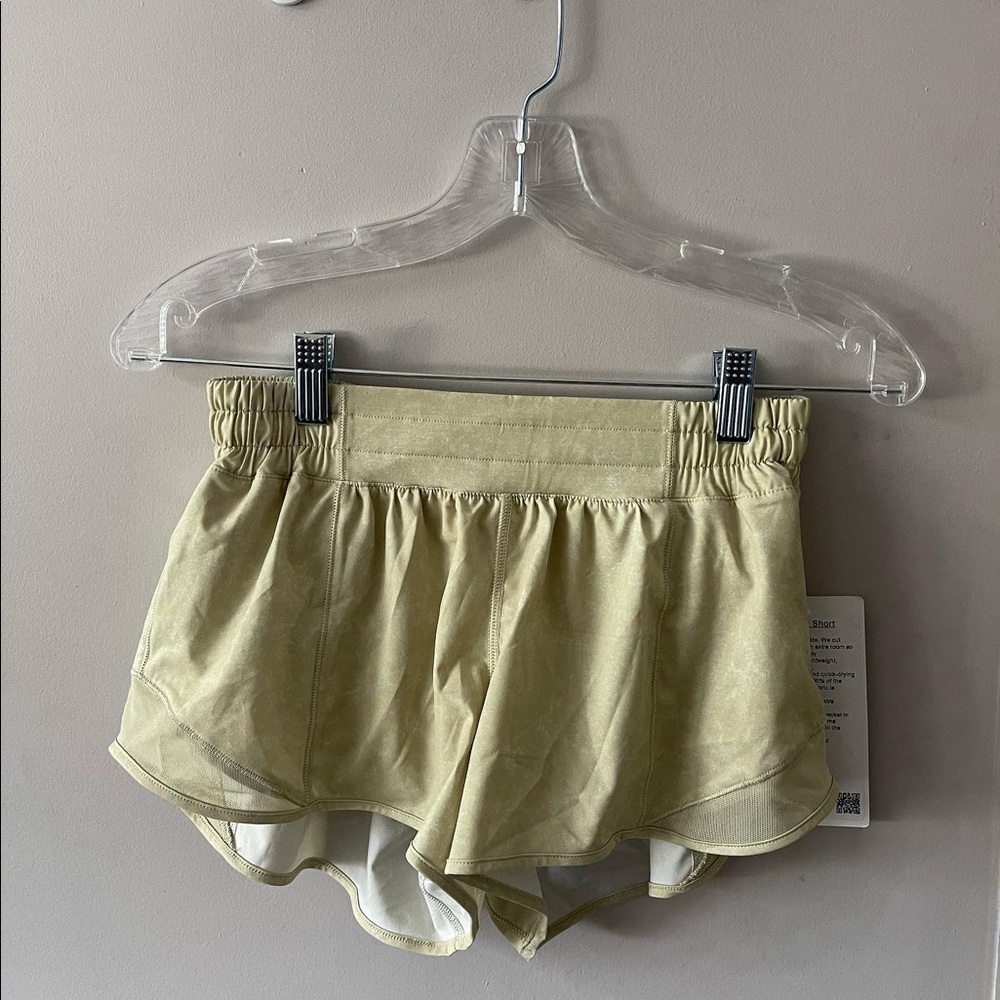 LuluLemon Hotty Hot Short 2.5
